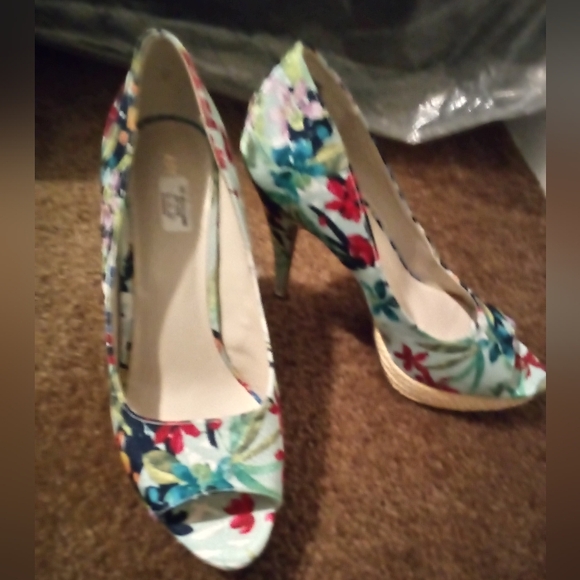 Apt 9 Floral Peep Hole Heels - Picture 6 of 10
